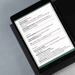 Op de afbeelding: Een zwarte tablet met een document met tekst over betalingsvoorwaarden, tijdlijn en revisies. De tablet ligt op een zwart oppervlak, met een grijze achtergrond.