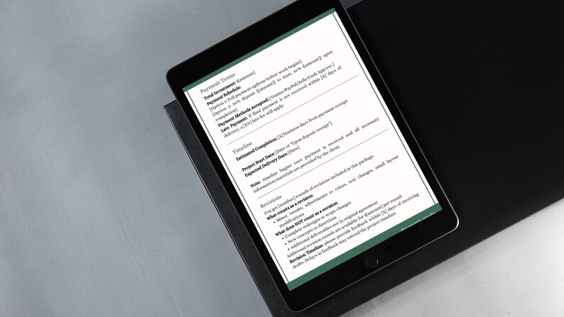 Op de afbeelding: Een zwarte tablet met een document met tekst over betalingsvoorwaarden, tijdlijn en revisies. De tablet ligt op een zwart oppervlak, met een grijze achtergrond.
