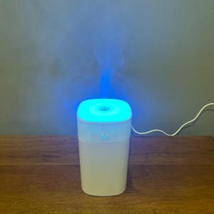 Humidificador mini USB portátil con luz nocturna LED, súper silencioso, difusor de niebla fría para el hogar, la oficina y el coche.