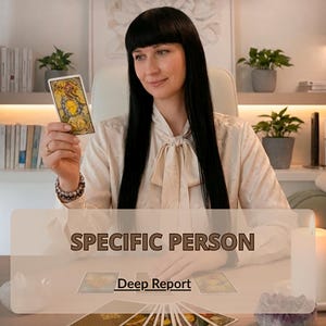 Può includere: Una donna tiene in mano una carta dei tarocchi con un disegno dorato e giallo. Il testo "SPECIFIC PERSON" e "Deep Report" sono visualizzati sul tavolo. La donna indossa una camicetta color crema.