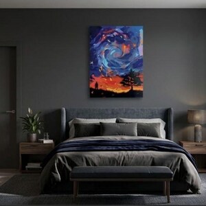 Könnte beinhalten: Ein rechteckiger Wandkunstdruck mit einem wirbelnden, abstrakten Nachthimmel in tiefen Blau-, Lila- und Orangetönen über der dunklen Silhouette einer einsamen Figur, die neben einem Baum vor einem leuchtenden, feurigen Sonnenuntergang steht.