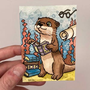 Fantazyjna akwarela ACEO - 2,5&quot; x 3,5&quot; - Wydra w podwodnej bibliotece - Oryginalna SZTUKA Akwarela ACEO - Katie Atkin