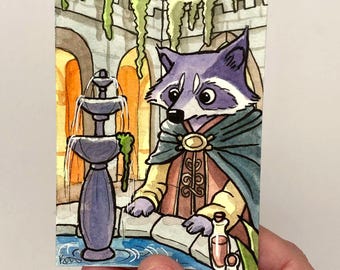 Acuarela caprichosa ACEO - 2,5" x 3,5" - Mapache encuentra la fuente de la juventud - Acuarela original ART ACEO - Katie Atkin