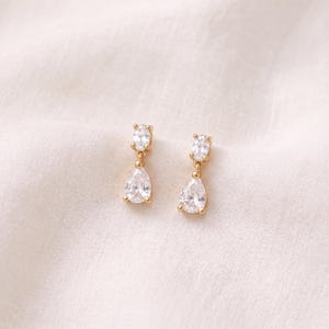 Boucles d'oreilles pendantes en zircon cubique, boucles d'oreilles de mariée pendantes dorées, boucles d'oreilles de mariage minimalistes, cadeau pour demoiselle d'honneur, boucles d'oreilles scintillantes en forme de larme pour elle