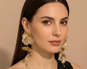 Pendientes colgantes de perlas con forma de flor, chapados en oro.