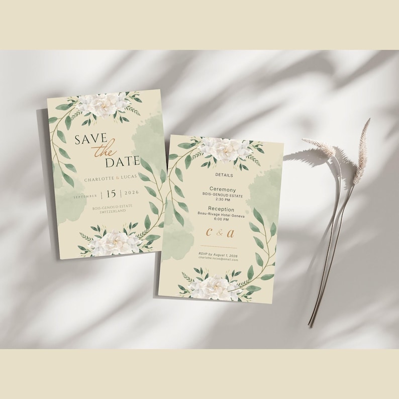 Pode incluir: Dois cart&otilde;es de convite de casamento com desenhos florais e de folhas. Os cart&otilde;es t&ecirc;m o texto "Save the Date" e os detalhes do evento. O design inclui flores brancas e folhas verdes, com um fundo bege claro.