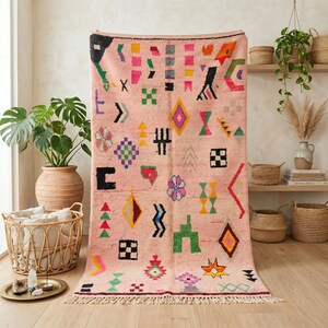 Tapete Marroquino Abstrato Rosa - Tapete Berber Colorido de Lã - Tapete Geométrico Boho Vibrante - Boujad Moderno Feito à Mão - Tapete Tribal Eclético