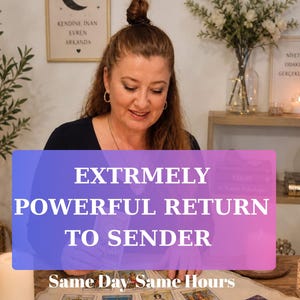 Pode incluir: Uma mulher está sentada a uma mesa com cartas de tarô, com uma sobreposição de texto que diz "EXTRMELY POWERFUL RETURN TO SENDER" e "Same Day Same Hours". A cena inclui velas, plantas e objetos decorativos.