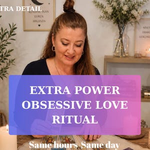 Op de afbeelding: Een vrouw zit aan een tafel met tarotkaarten, met een tekstoverlay die "EXTRA POWER OBSESSIVE LOVE RITUAL" luidt. De afbeelding bevat kaarsen, planten en decoratieve items, wat wijst op een spiritueel of mystiek thema.