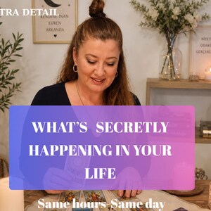 May include: A woman is seated at a table with tarot cards, with the text "WHAT'S SECRETLY HAPPENING IN YOUR LIFE" overlaid on the image. The image includes candles, decorative items, and text in a foreign language.