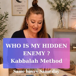 Può includere: Una donna sorride a un tavolo con carte dei tarocchi. Uno striscione recita "WHO IS MY HIDDEN ENEMY? Kabbalah Method." Il testo aggiuntivo dice "Same hours Same day." Lo sfondo include piante, candele e opere d'arte incorniciate.