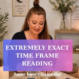 Peut inclure: Une femme est assise à une table avec des cartes de tarot, avec un texte superposé : "EXTREMELY EXACT TIME FRAME READING." L'image comprend des bougies, des plantes et des objets décoratifs. Le texte "Same hours. Same day" est également visible.
