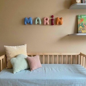 Puede incluir: Un letrero de madera hecho a mano con el texto "Welcome to our home" en un estilo manuscrito. El letrero está pintado de blanco con un acabado envejecido y presenta un pequeño corazón decorativo. Dimensiones: aproximadamente 30 cm de ancho y 15 cm de alto.