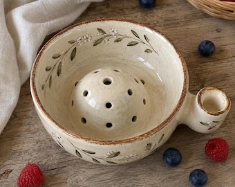 Ciotola in ceramica per frutti di bosco con scolapasta – Lavafrutta artigianale con cupola di drenaggio, idea regalo in stile cottagecore per lei