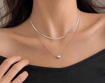 Collar minimalista de doble capa en tono plateado con forma de corazón, gargantilla delicada de cadena de serpiente, elegante collar para la clavícula, joyería de lujo discreta, regalo para ella.