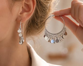 Pendientes de aro con monedas de plata, pendientes colgantes de disco estilo boho, aros ligeros con flecos, joyería llamativa para festivales, regalos para mujeres, estilo minimalista chic.