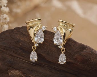 Pendientes colgantes de circonita talla pera chapados en oro de 18 quilates, pendientes de concha de oro vintage, elegante joyería nupcial, delicados pendientes en forma de lágrima para ella.