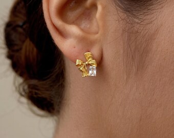 Pendientes de lazo de oro de 18 quilates, pendientes de cinta con circonitas talla esmeralda, joyería estética coqueta, delicados pendientes de cinta de oro, regalo de cumpleaños para ella.
