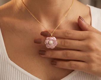 Collar con flor de camelia de esmalte lila, delicado colgante de perla chapado en oro, joyería estilo cottagecore coqueta, regalo para damas de honor, estética francesa.