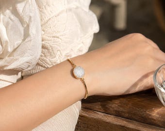 Pulsera delicada de drusa, brazalete de cristal con círculo dorado, puño de piedra blanca en bruto, joyería minimalista energética, pulsera de piedras preciosas naturales, regalo para ella.