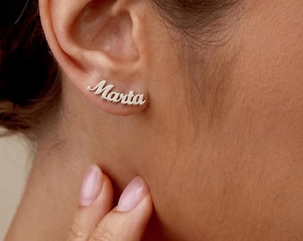 Pendientes con nombre personalizado, pendientes de botón con placa personalizada, pendientes minimalistas con nombre, pendientes con letra cursiva, regalo para damas de honor, regalo para ella.