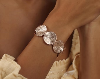 Pulsera de disco martillado en oro rosa, pulsera llamativa de eslabones gruesos para mujer, joyería bohemia de metal texturizado, regalo elegante para el día a día.