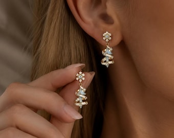 Pendientes navideños de copo de nieve, pendientes colgantes de estrella y detalles azules, joyería de plata con aguja azul leche fresca, regalos navideños de invierno para ella.