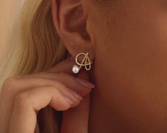 Pendientes personalizados chapados en oro de 14 quilates, pendientes geométricos hechos a mano, delicada joyería con letras, regalo de aniversario personalizado, regalo único para ella.