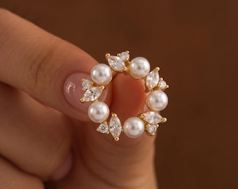 Pendientes de botón con corona de perlas doradas, pendientes de flores de circonita marquesa, delicados pendientes florales de perlas, joyería nupcial, regalo para la madre.