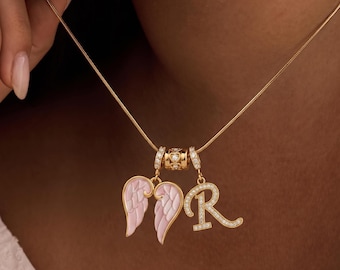 Gepersonaliseerde engelenvleugel eerste ketting, aangepaste roze emaille vleugels hanger, sierlijke brief sieraden voor haar, herdenkingscadeau, verjaardagscadeau idee