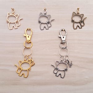Metall Schlüsselanhänger mit kleiner Katze und einem extra persönlichen Buchstaben, Gold oder Silber Farbe