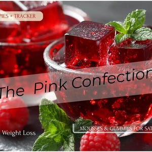 Puede incluir: Primer plano de un cuenco de cristal lleno de cubos y líquido de gelatina rosa, adornado con hojas de menta fresca y frambuesas. El texto "The Pink Confection" se muestra en la imagen, con texto adicional que indica recetas y pérdida de peso.