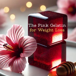 Puede incluir: Dos cubos de gelatina translúcida de color rojo rubí apilados con el texto "The Pink Gelatin for Weight Loss". Una flor de hibisco rosa y un cucharón de miel con miel también están en la imagen. El fondo tiene luces bokeh suaves.