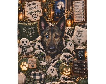 Op de afbeelding: Een plaid met een Duitse herder met één blauw en één bruin oog, omringd door Halloween-thema's zoals geesten, pompoenen, lantaarns en teksten zoals See the World Differently, Spooky Vibes en Good Dogs Brighter Days.