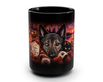Op de afbeelding: Een zwarte keramische mok met een afbeelding van een hond met één blauw en één bruin oog, een zwarte kat en een mok met de tekst Pumpkin Spice Everything. De scène bevat een geruite deken, een pompoen en een landschap bij zonsondergang.