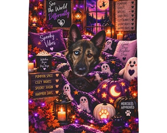 Op de afbeelding: Een pluche deken met een Duitse herder, een zwarte kat en Halloween-motieven zoals pompoenen, geesten en lantaarns. De tekst bevat "See the World Differently", "Spooky Vibes", "Witches Brew & Dog Hugs" en een lijst met seizoensgebonden zinnen.