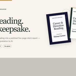 Op de afbeelding: Een digitale interface voor een offline klantrapportmaker getiteld Your reading. Their keepsake. Het scherm toont twee documentomslagen met het label Career & Direction Reading voor Emma Carter, naast tekstknoppen voor stijl- en formaatopties.