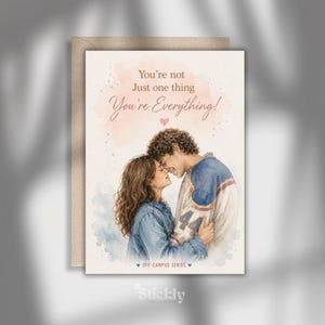 Puede incluir: Una tarjeta de felicitación con una ilustración en acuarela de una pareja abrazándose. El texto dice: You're not Just one thing You're Everything! y OFF-CAMPUS SERIES. La persona de la izquierda tiene el pelo largo y castaño y una chaqueta vaquera, mientras que la de la derecha tiene el pelo rizado y una camiseta blanca y azul con el número 44.