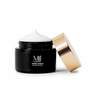 Puede incluir: Un frasco negro de solución antiedad Peptide Complex de Mil Cosmetics con tapa dorada. El frasco está abierto, revelando un remolino de crema blanca. El nombre y la descripción del producto están impresos en blanco en el frasco.