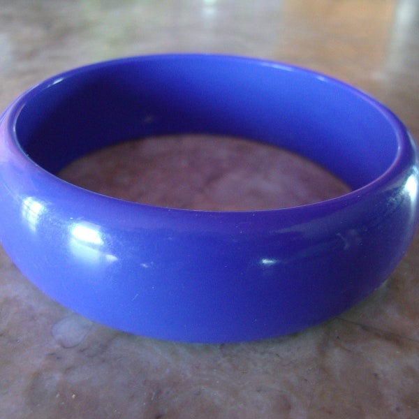 VIOLET PURPLE VINTAGE Lucite Gorgeous Color Solid Opaque Domed Bangle Bracelet