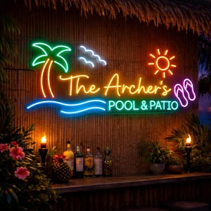 Pode incluir: Letreiro de néon para "The Archer's Pool & Patio" com uma palmeira, ondas, sol e chinelos. O letreiro é verde, laranja, amarelo, azul e branco. Está montado numa parede de bambu. Há um bar com garrafas e plantas em frente.