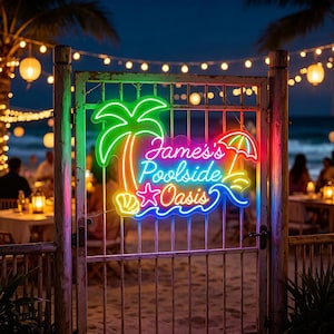 Könnte beinhalten: Ein farbenfrohes Neon-Schild mit dem Text "James's Poolside Oasis" ist an einem Metalltor angebracht. Das Schild zeigt eine Palme, einen Sonnenschirm und einen Stern mit einem blauen Wellenmuster. Das Schild wird von grünen, roten, gelben und blauen Lichtern beleuchtet.