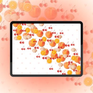 Puede incluir: Una pantalla de tableta que muestra un patrón repetitivo de rodajas de naranja, cerezas rojas, melocotones y conchas marinas sobre un fondo blanco. El área circundante presenta un suave degradado color melocotón con formas de corazón.