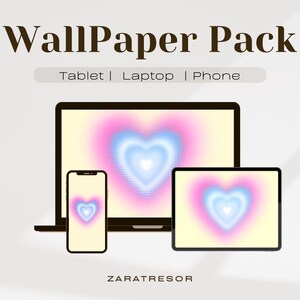 Könnte beinhalten: Ein digitales Wallpaper-Paket, das auf einem Laptop, Tablet und Telefon angezeigt wird. Jedes Gerät zeigt ein herzförmiges Design mit einem Farbverlauf aus Rosa, Blau und Weiß. Der Text "WallPaper Pack" und Gerätetypen befinden sich oben.