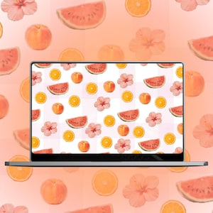 Peut inclure: Un ordinateur portable affichant un motif numérique de tranches de pastèque, de quartiers d'orange, de pêches et de fleurs d'hibiscus roses sur un fond à carreaux blanc et rose clair. Le motif se prolonge au-delà de l'écran.
