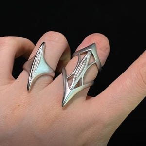 Conjunto de anillos llamativos de plata futurista, anillo abierto de armadura gótica, joyería ciberpunk alienígena, anillos ajustables de vanguardia.