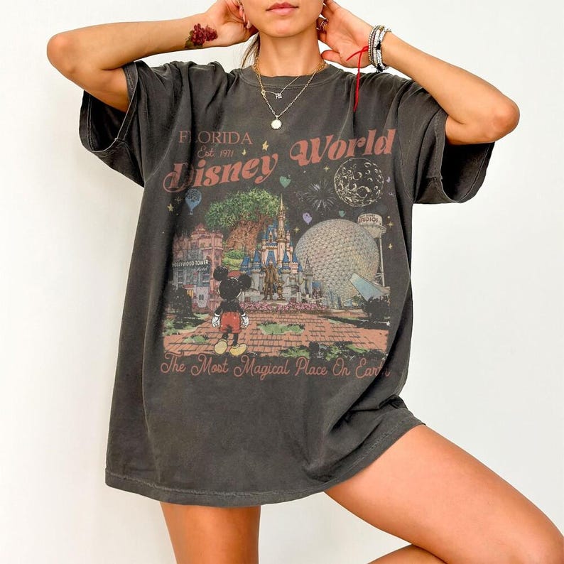 Camiseta vintage de Mickey de Disney World Comfort Colors, camiseta retro de Mickey y sus amigos, camiseta de vacaciones de Walt Disney World, camiseta de atuendo para viaje a Disney 2026 imagen 2