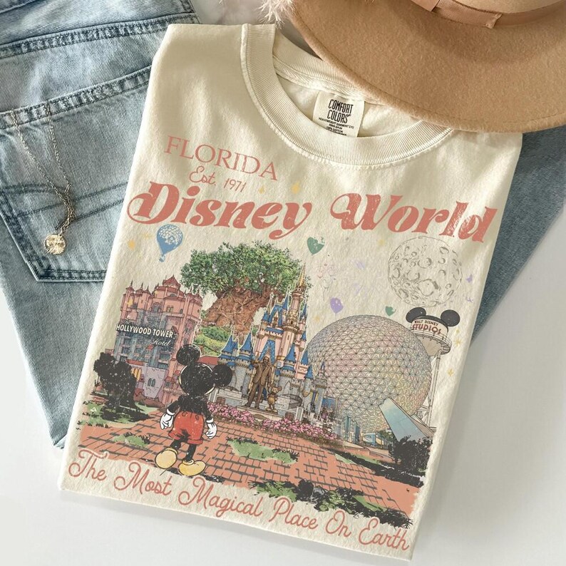 Camiseta vintage de Mickey de Disney World Comfort Colors, camiseta retro de Mickey y sus amigos, camiseta de vacaciones de Walt Disney World, camiseta de atuendo para viaje a Disney 2026 imagen 1