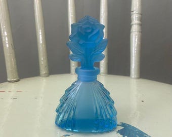 IRICE (I.W. Rice & Co) Frasco de perfume vintage Art Déco de vidrio azul prensado esmerilado con tapón de rosa. Decoración de tocador burlesca.