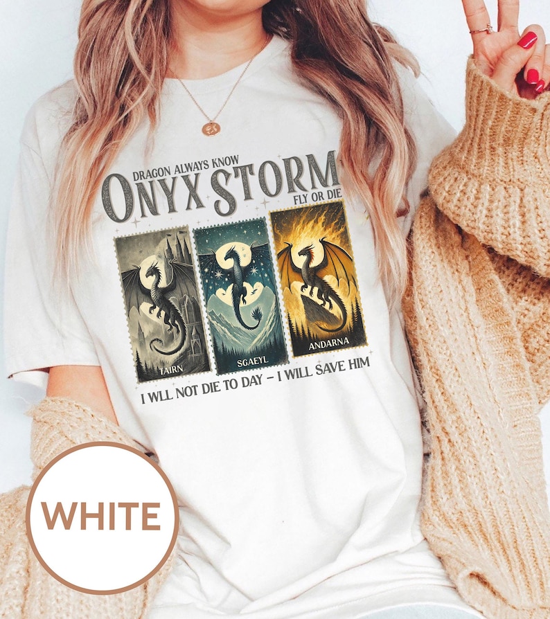 K&ouml;nnte beinhalten: Wei&szlig;es T-Shirt mit einem grafischen Design, das drei Drachenillustrationen im Poststempelstil zeigt. Der Text "ONYX STORM" und "DRAGON ALWAYS KNOW" sind &uuml;ber den Bildern aufgedruckt. Unter den Bildern steht der Text "I WILL NOT DIE TO DAY - I WILL SAVE HIM".